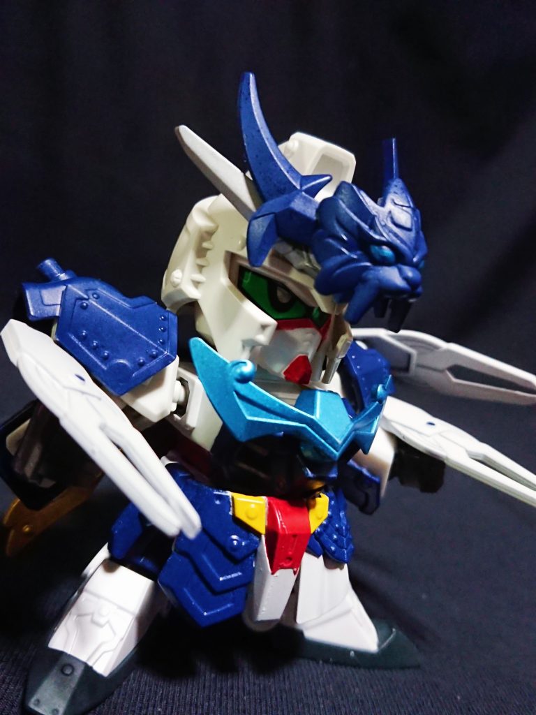 腰部分は張飛→雷装張飛のパーツで、純粋に見た目のアップグレードと、一回りサイズアップするためネオジム磁石で着脱できます。コアガンダム胸部のブルーの部分は形状や位置が少し違いますが、コア→ユーラヴェン→リライジングへと取り付けていくため、これもパーツ内にネオジムを入れています。あと見づらいですが、ちゃんと脛部分も周倉ドーベンウルフの脛鎧で換装してますw