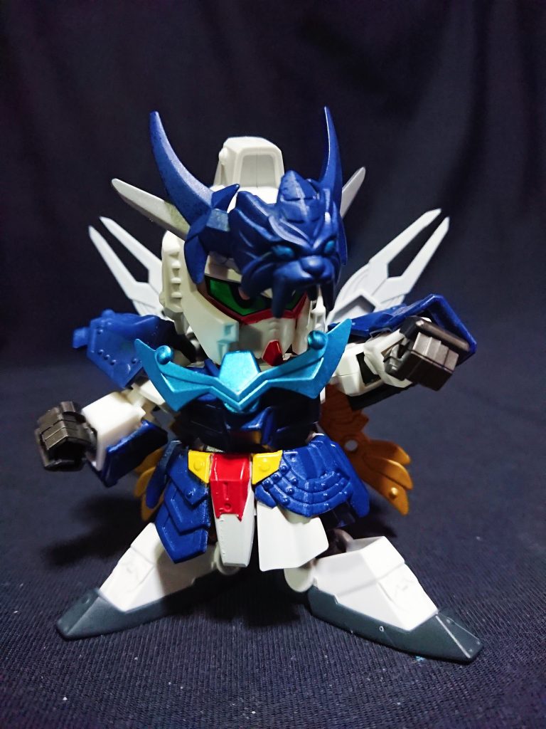 孫震コアガンダム 天の鎧天地人の3つの鎧のうちの1つ。攻防共にバランスの良い鎧で、背負った大爪を武器にする。攻撃型の地の鎧と防御型の人の鎧は戦禍により破損し修復中となっている。他の兄弟も各々が鎧を持つが、前線で戦うことの多い孫震は戦場により換装する。