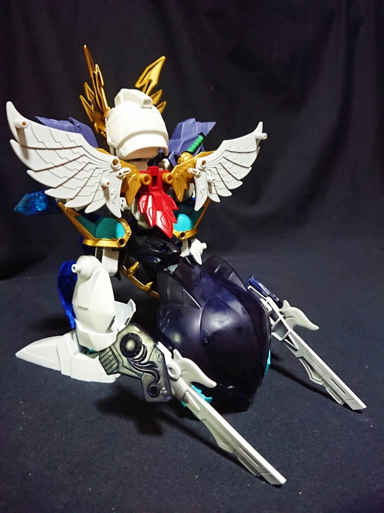 背部から。違いは笠先端に尾となる部分が無いことと、翼の接続部がコアガンダムのパーツになっています。