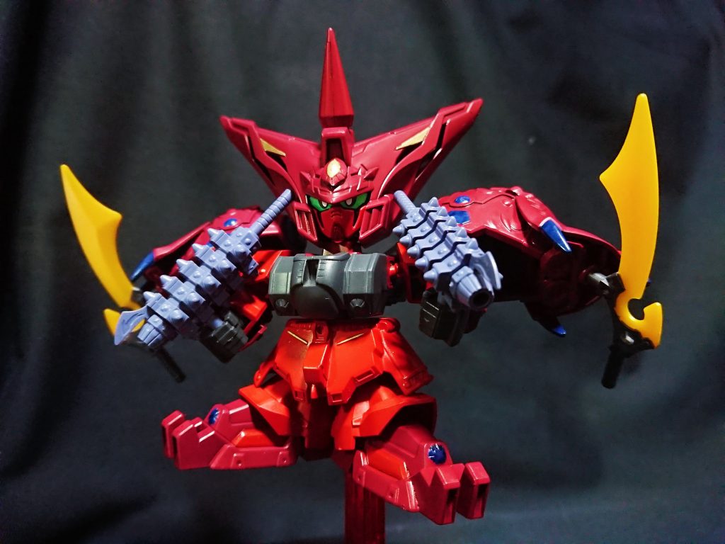 両肩のフレキシブルオーガバインダー天のオーガクロー部分は可動しませんが、オーガソードは接続できるので強襲状態も可能です。全体的にゴツいパーツで構成されているので、ポージングの際の可動範囲が狭いのが難点。