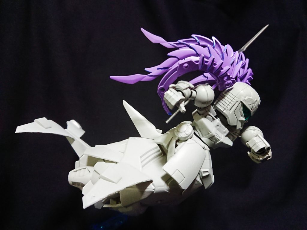 今回のロマサガンダムはノエル、ワグナスに続き3人目、スービエとなります。タコ足の第一形態ではなく人魚型の第二形態です。ワグナス同様に腹部と鯨部分の接続箇所を再現しようとするとパテ再現になるため、ゲーム内カラーですがSaGa THE STAGE版の着物風衣装をイメージした物にしました。