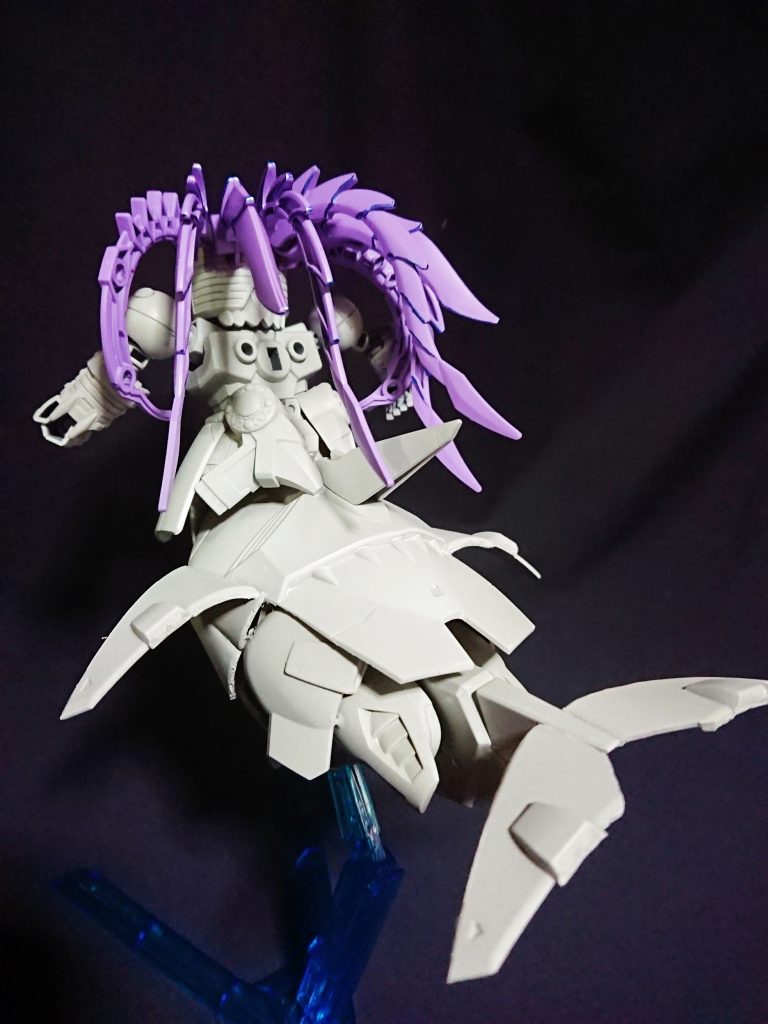 下半身の鯨部分は1/144モビルグーンを解体し再構築しました。SDに見えるとは思います。頭髪(触手)は玄武装呂布の頭飾りと孫向香ストライクルージュの武器を使いました。可動と武器接続が可能です。