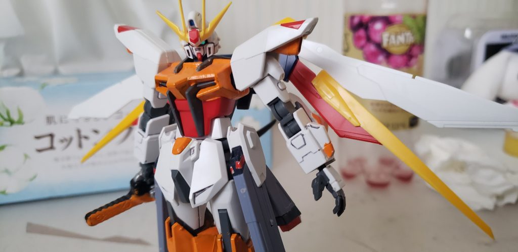 続いてシフォンが乗るストライクサンシャイン!ビルドストライクをベースにダイバーの脚とフリーダムのサイドパーツと諸々を組み合わせた改造機です。なぜかこの子だけ後継機作られてるんですよね、まぁ自粛期間で暇やったっていうのもあるんですけど😁