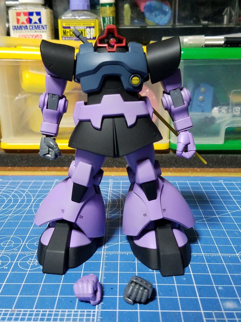 ハンドユニットは1/100対応の物ですが、ボールジョイントは合うものが付いてきますし、ドムの手の大きさには丁度良いです。握り手、平手、銃持ち手の3種類、各左右1セット入ってます。