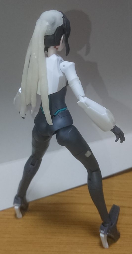 途中経過です。最初は、髪を粘土で作る予定だったのですが上手くいかず、腕の太さも納得いかず、、使用したリトルアーモリーの銃とメイの手が合わず、、、(T_T)何度もやめたくなりました、、、(T_T)