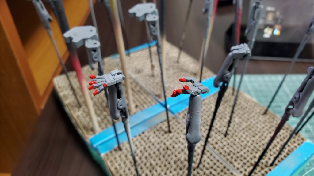 例によって指先は赤く部分塗装しております。