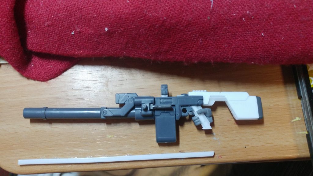武器の「ビームガトリングライフル」はコトブキヤさんのモノにプラ板でストック部分を自作。使用したハンドパーツ、ロボマニに合わせて、グリップも新造しました。