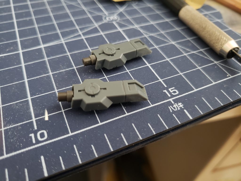 ツインカムは30mmのブースターにジャンクパーツのサーベル基部を接着して制作