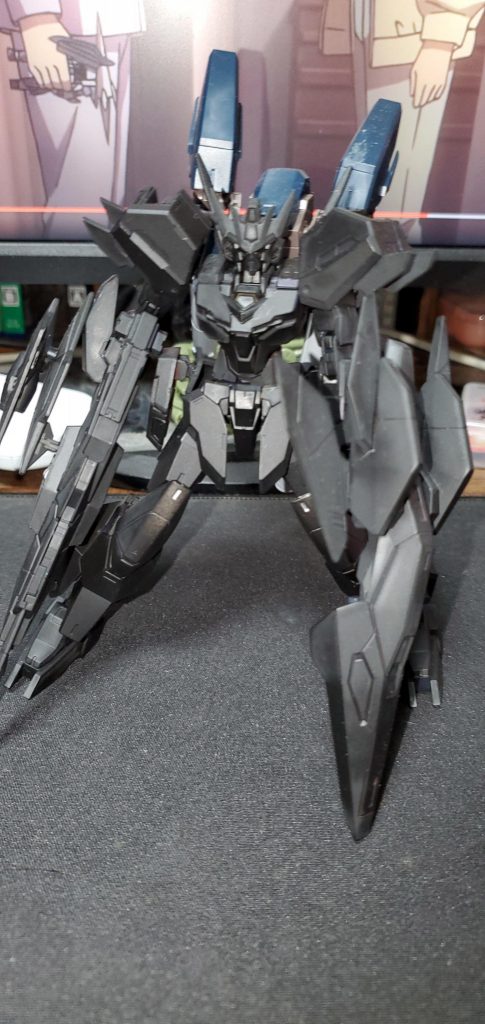 黒サフで下地この頃はコアディフェンサーを盾として利用しようと思いましたが新しく盾を作ることにしたので没案になりやした。撮影雑ですいません…