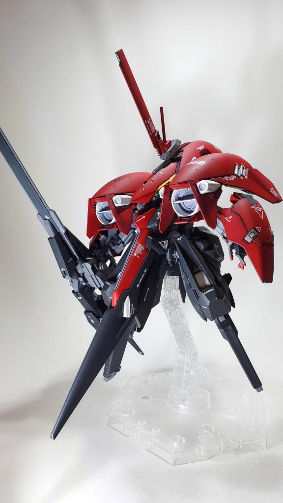 武器はコンポジットシールドブースター（CSB）が付属しています。シールドと武器の持ち手が干渉しそのままでは持たせにくいためジャンクパーツで持ち手のみ制作しています。