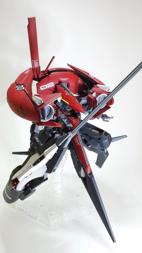 可動に関しては通常のMS形態では盾を装備しており肩の増加装甲と干渉しやすくあまり動かせません。腰の回転等も難しいためポーズはかなり取らせにくい印象。