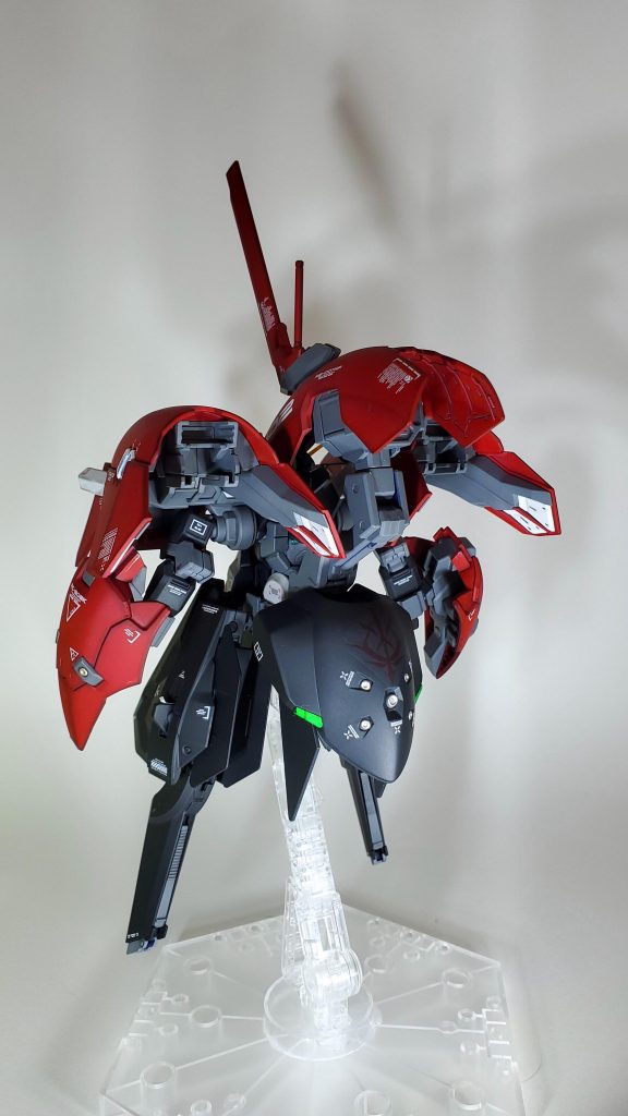 TR-6【ウーンドウォート】をベースに追加パーツで構成された本機ですがパーツ量は並のHGより多かったです。赤いパーツのみエッジ部分にウェザリングしています。今回から部分塗装にエナメル塗料を使用しました。6機制作予定なので番号を振り分けていますが今回は『02』のデカールを各部に使用しています。