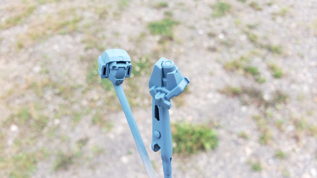 パスファインダーの特徴的な単眼ヘッドを表現するために「30MM 長距離狙撃用オプションアーマー」使いました。