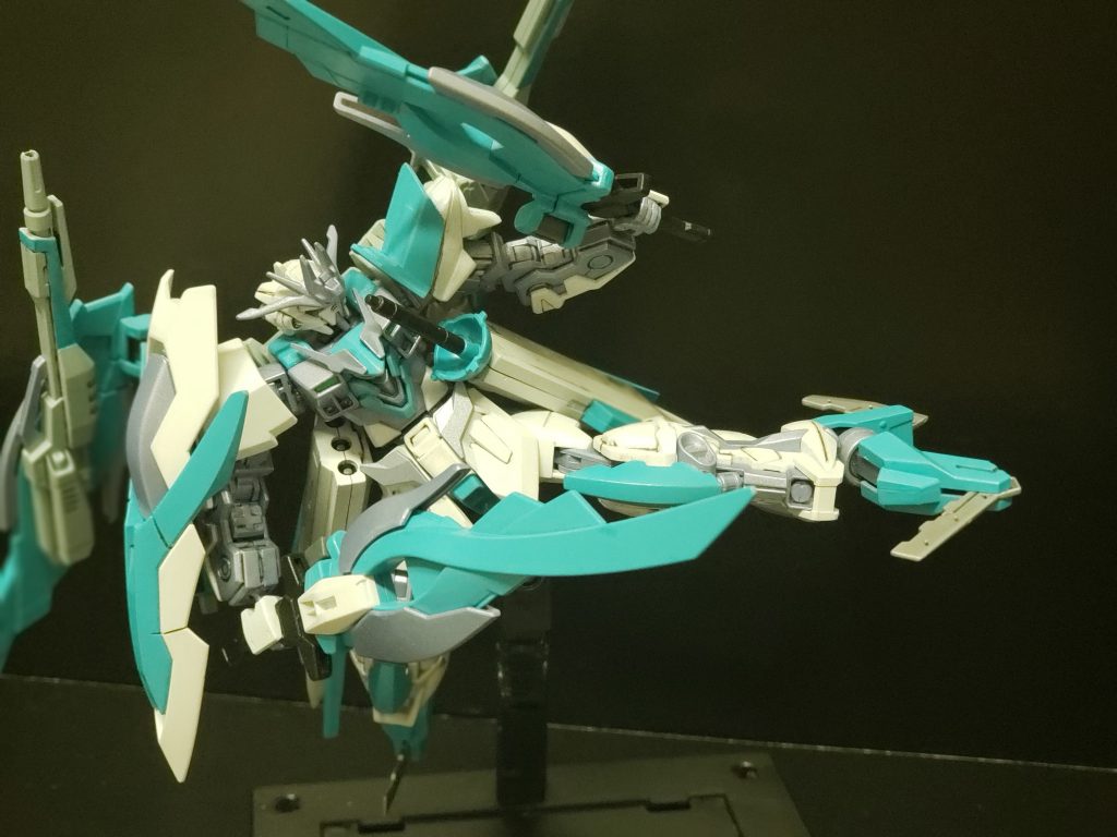 バスターソードとハンターエッジによる格闘シーンです。上記で紹介したショットランサーやバスターサーベル、ビームサーベル等、格闘による接近戦を主体に武器を装備させました。