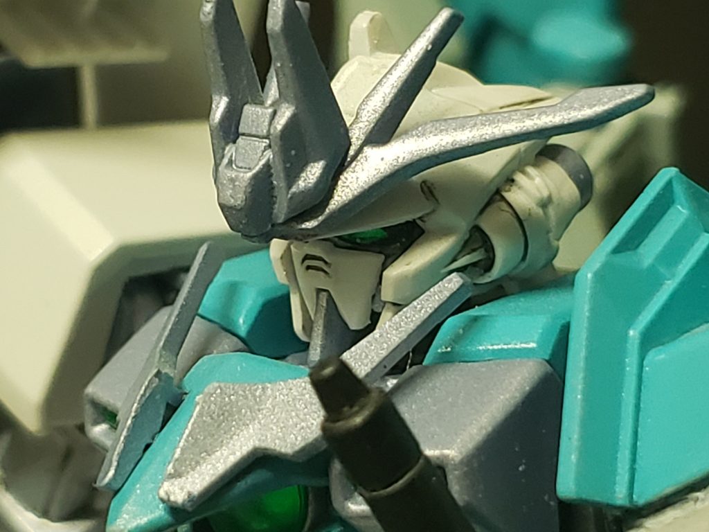 頭部はアストレイレッドフレームをベースにV字アンテナをウイングガンダムゼロ炎とガンダムヴィダールのものを合わせて作りました。