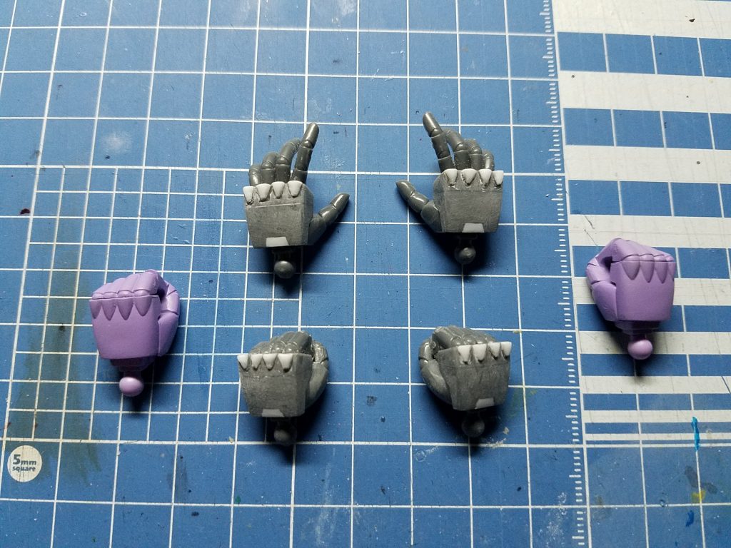 そのままだと形状が違うので、ドムのハンドパーツを参考に、元々のディテールを削ったり埋めたりし、プラ棒で拳の突起を作り直してます。因みに今回は、加工が必要だったため銃持ち手は使ってません。