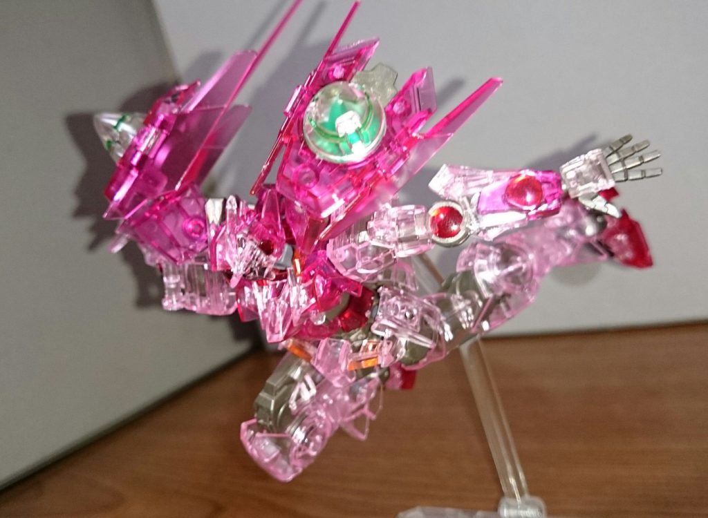 「はぁぁぁぁぁぁっ!!」 GNビームサーベルを手に一撃を入れようとするが…