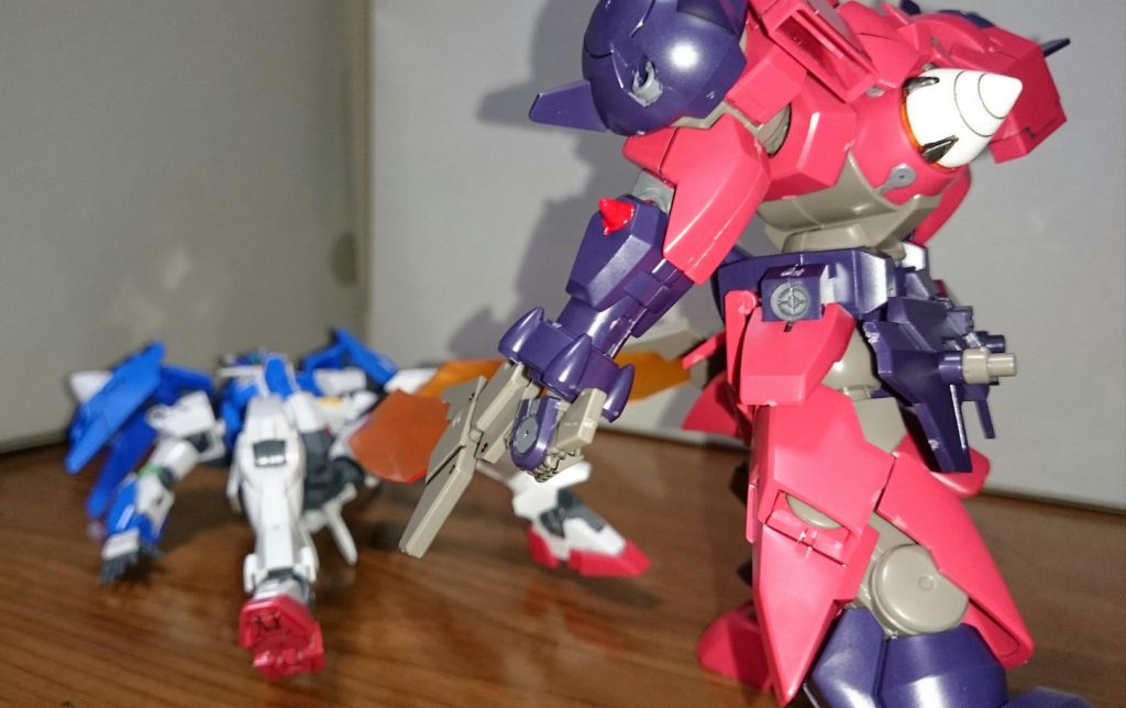 ダブルオーダイバーに刃を向けるが……「!」サラが間に割って入った。「サラ…」サラはじっと、オーガ刃-Xを見つめ、オーガは興が削がれたと言わんばかりにトランザム解除し、刃を仕舞う。「女に助けられたな。行くぞドージ」「あぁ、うん…」オーガ刃-Xが飛び立ち、サラの手に握られていたヤナギランの花弁が散っていった……。