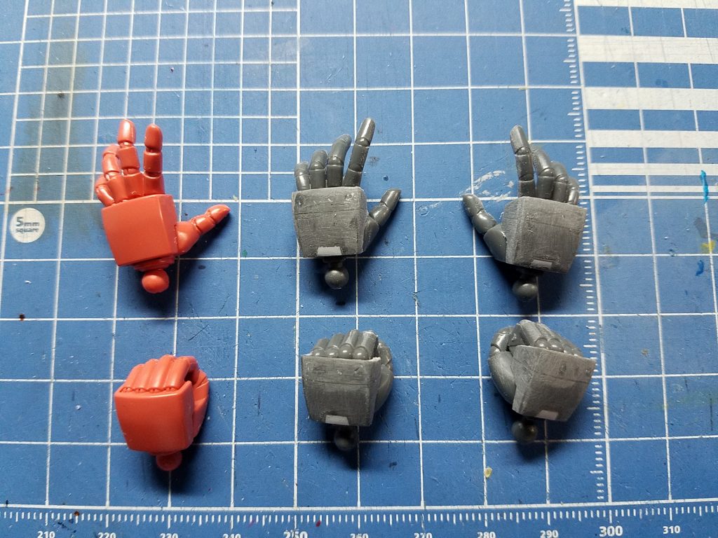 シャアゲルググもシャアリックドム同様、M.S.G.シリーズのハンドパーツを使用。ドムと違ってゲルググは手甲がツルっとしてる分、加工は楽です。