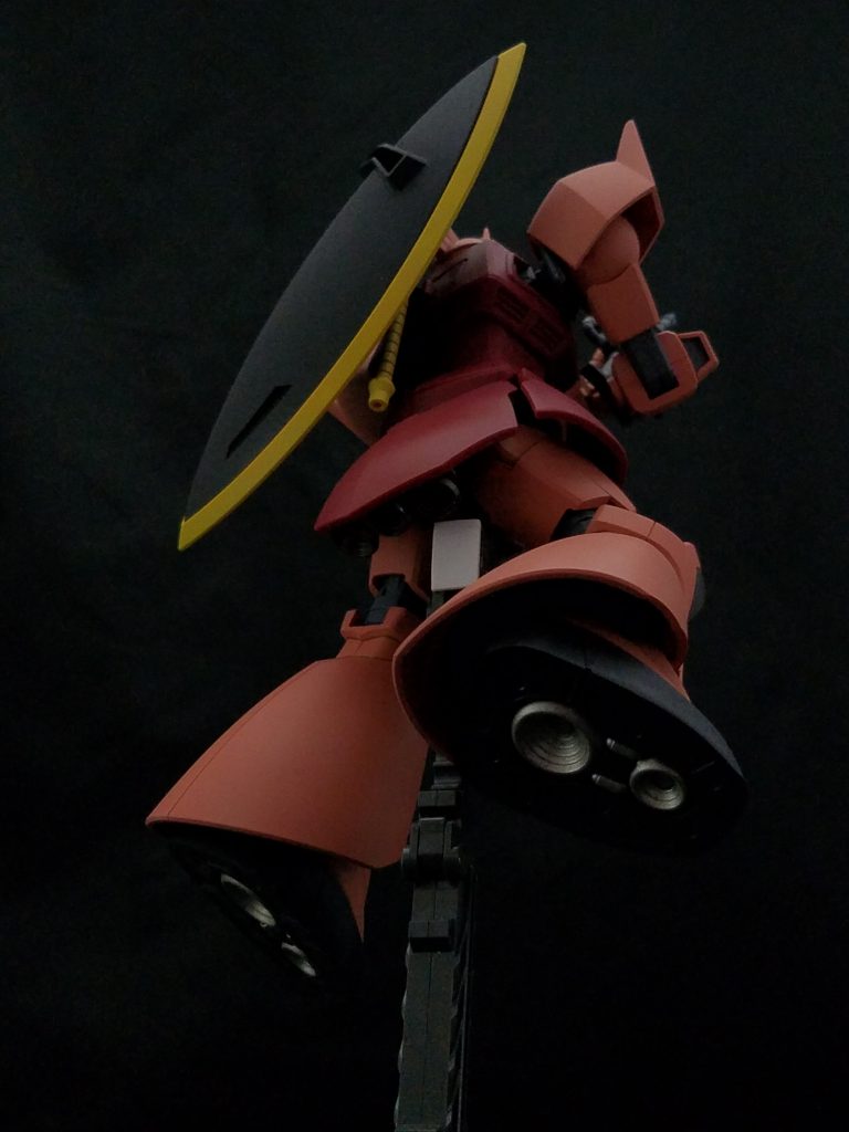 煽りアングル。足裏のバーニアはエナメルのチタンシルバーで塗りました。