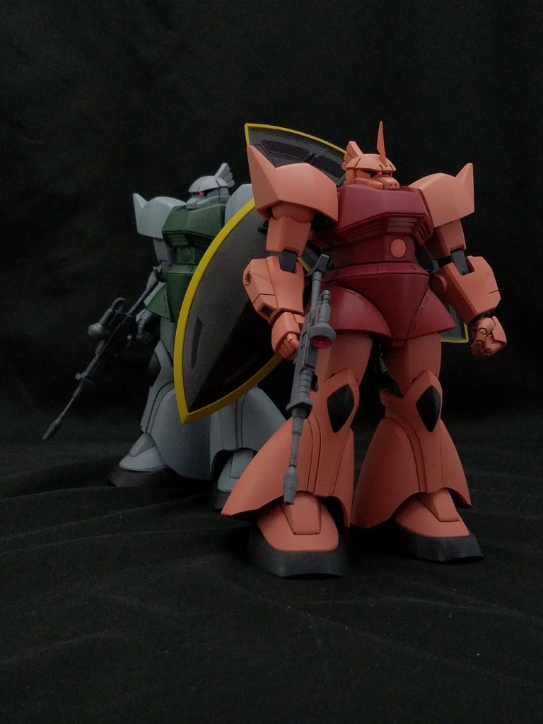 量産機と2ショット。シャアゲルググってシールドを構えず背負ってるイメージがある。