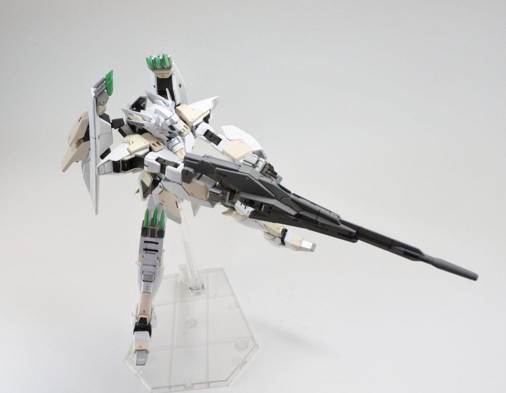 MS形態はライフルやビームサーベルがメイン武装ライフルはロングバスターライフルとショートライフルに切り替え可能。