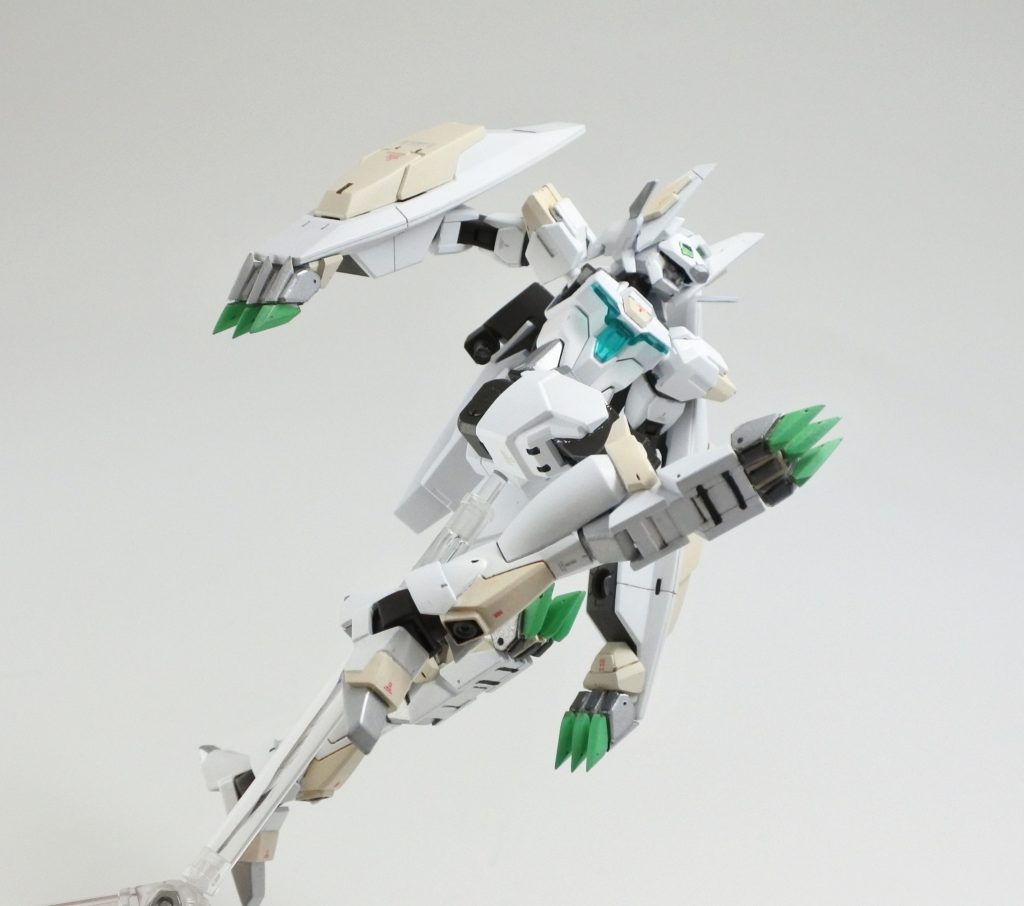 中間形態も格闘メインだが、脚がついたことで格闘の幅やリーチ、スピードも上がる