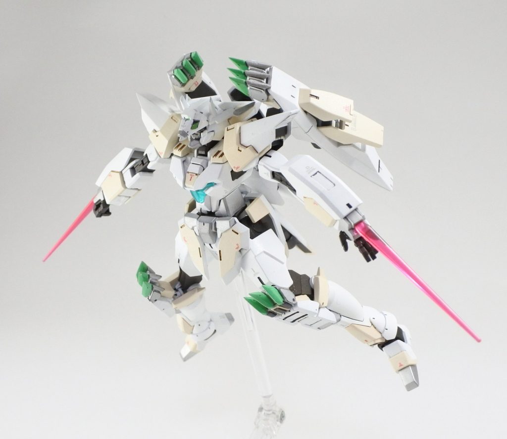 爪がなんだか草生えてるみたいに見えるので、個人的に草ガンダムって呼んでます(笑)ウィングゼロも要素に入れてるからW=草  ですかね？(後づけ)おあとがよろしい(？)ようで。ありがとうございました。