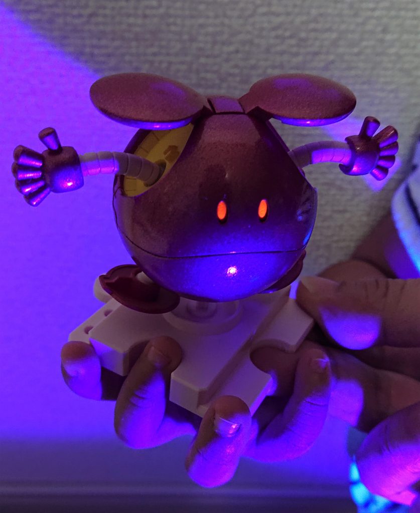 目の部分は夜光塗料で塗ったのでブラックライトで光りますが、なんだか悪者っぽくなりました…。