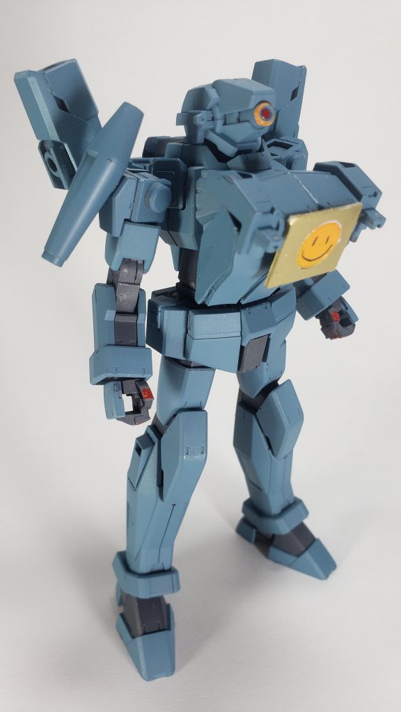 パスファインダーをガンプラで表現するのは他の人でも難しいと思います。胸部のニコちゃんマークのモニターと言い、そこら辺はプラ板で作りました。モニターと3つの謎部分を固定するためにシャルドールローグのような胸部を弄りやすそうな体型を使用。。