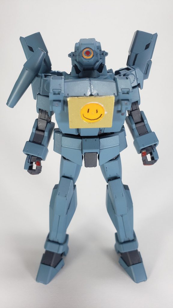 前。胸部をプラ板で作っているので、太っている見た目になってしまいましたね。元のキャラはバリバリスタイリッシュです。ぴえん。パスファインダーの特徴的なニコちゃんマークのモニターもちゃんと作っています。