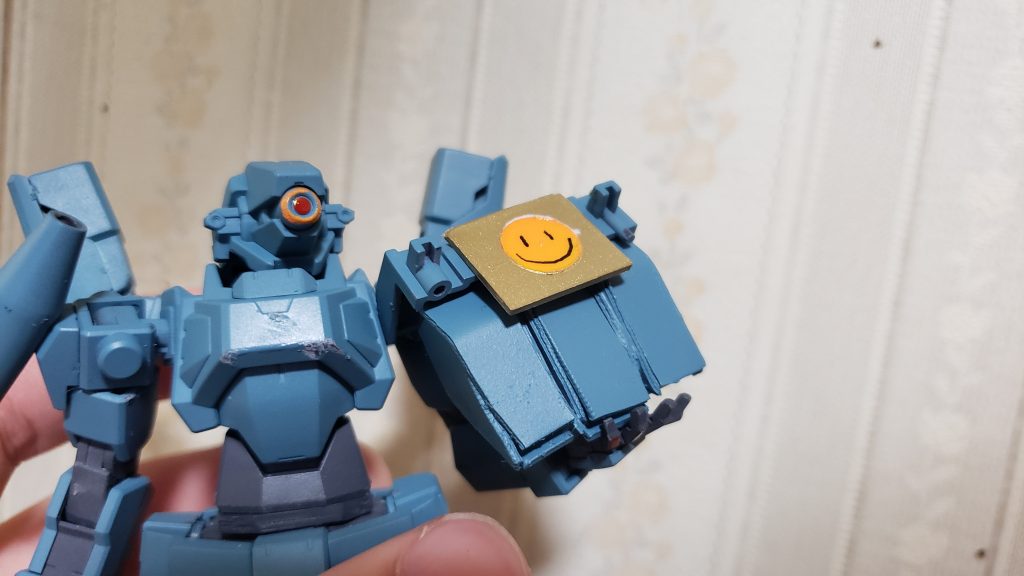 プラ板加工は苦手なので、各部品のサイズバランスがおかしいです。それで胸部と接着してもすぐ取れてしまいます。これは仕方ないマジ卍ってところですね。