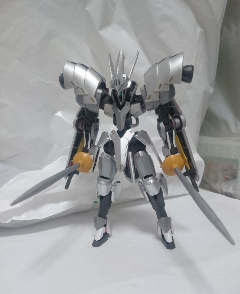 肩にギャンバルカンのヴァリュアブルポッドの肩アーマーを取り付け、頭部は30MMシリーズのフェイスパーツを付けました。肩アーマーは被せてるだけなので、外せます。
