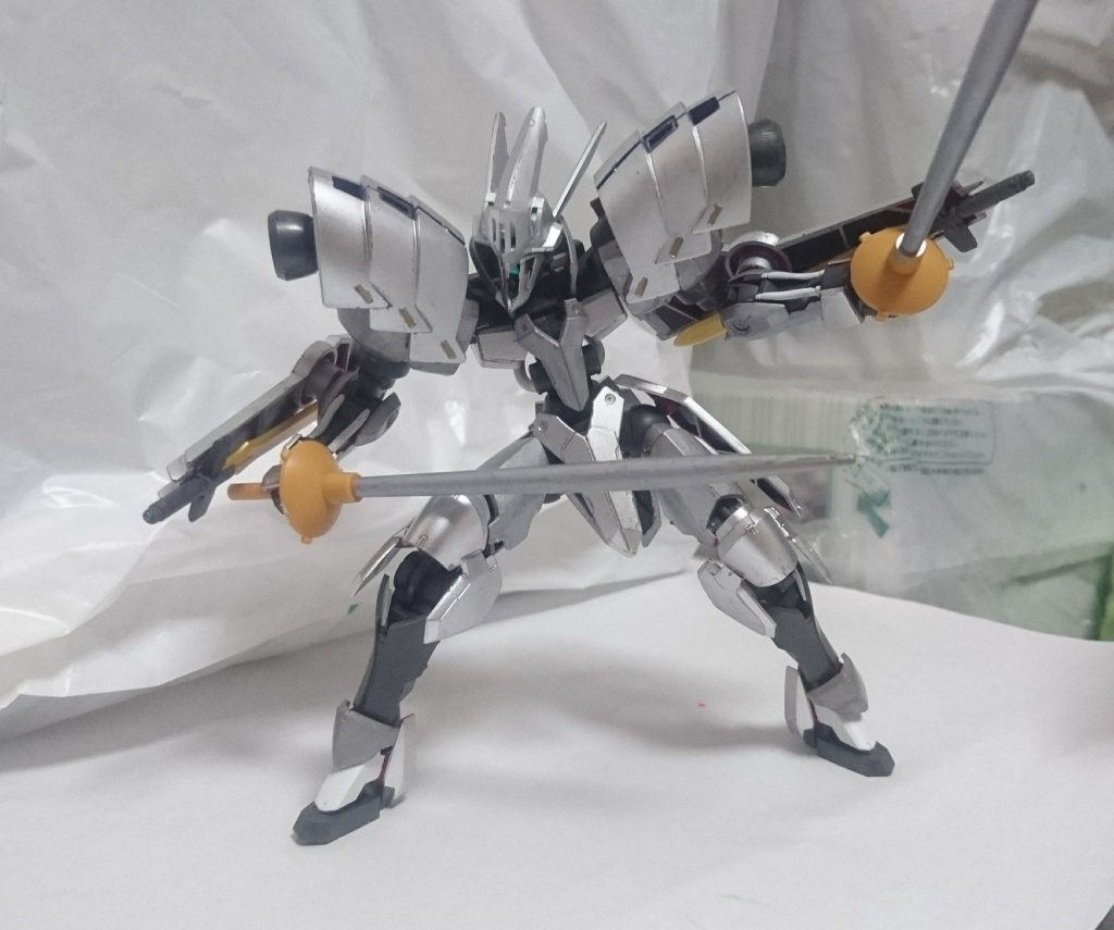 因みに、この機体は決闘仕様なので、射撃武器はありません。強いていうなら、レイピア(ジャベリン)を投げつけるくらいはするかもしれません。※俗にいうスロウランサーというやつ