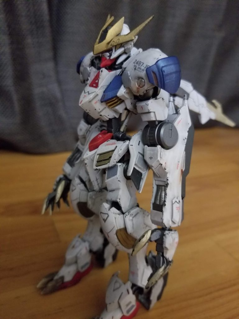 肩にプラ棒から作ったマイナスモールドあとはミゾをちょこちょこ追加していますデカール張るだけでも大分違うので凄いですよねこちらのサイトの作品も沢山参考にさせて頂きました(本当に感謝！)