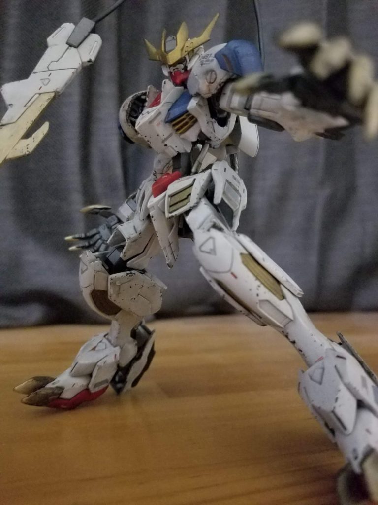 バルバトスはホントにカッコイイテレビ見ながら黙々とゲート処理したりエナメルでパーツ割ったり部品なくしてむせび泣いた激動の2か月！閲覧ありがとうございました！