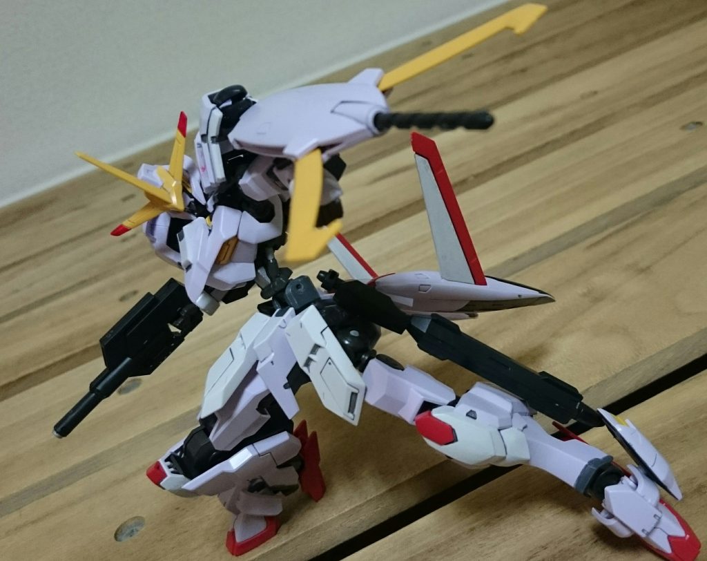 キュリオスを彷彿とさせるシールドガンダムフレームでは珍しい腕側面の3mm穴が嬉しい