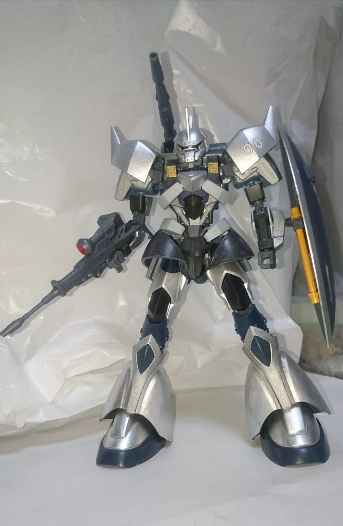 漏影のボディに一番しっくりくるのは、ゲルググだろうと思い実際作ってみましたが、想像以上にフィットしてくれました。改造点肩:漏影の肩パーツを多少削り、その後ゲルググの肩パーツを被せるように接着。腕:ゲルググシールド等を装着できるようにゲルググよりハードポイントを接着腰:ゲルググのスカートパーツの一部をサイドアーマーに接着し、ゲルググっぽさを出させる。脚:ゲルググのを使用。但し、前作のグフのように少し脚が長くなりました。