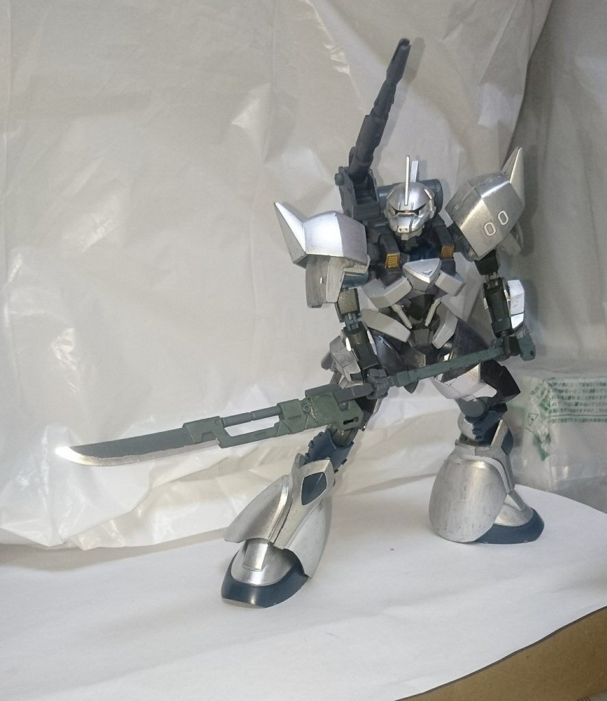 工夫すれば、両手で持たせることも可能です。