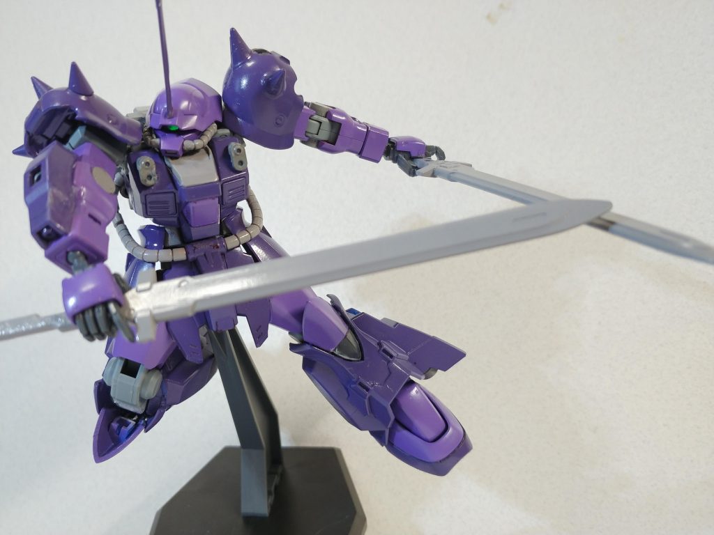 ヒートソードは、鉄血のオルフェンズの武器セットから拝借しました。腰に懸架できます。大きめでカッコいいです笑