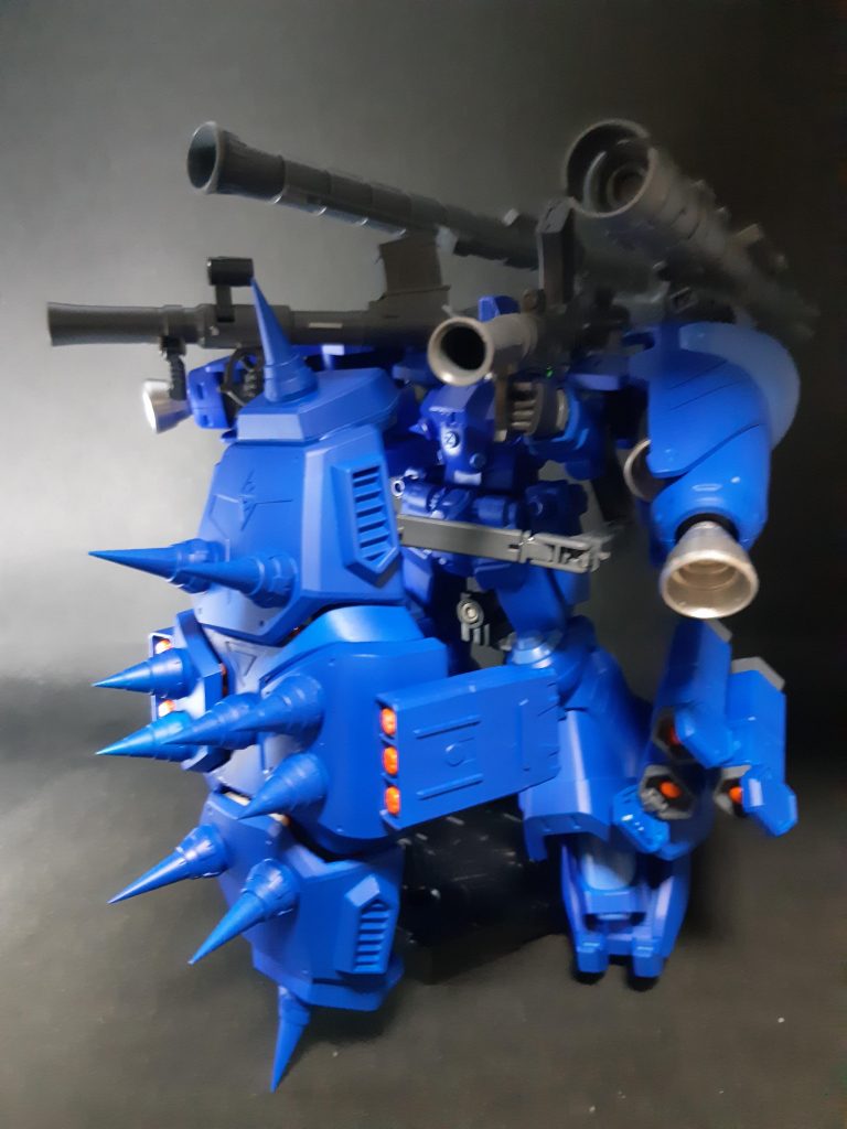 シールドをアームで正面に回して全弾発射。