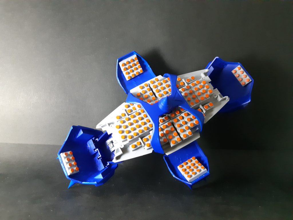 開けるとこんな感じ。ミサイルは100均のブロックに塗装したものです。弾数を多くしたかったのですが、蓋にまで仕込むにはちょっと狭かったです。