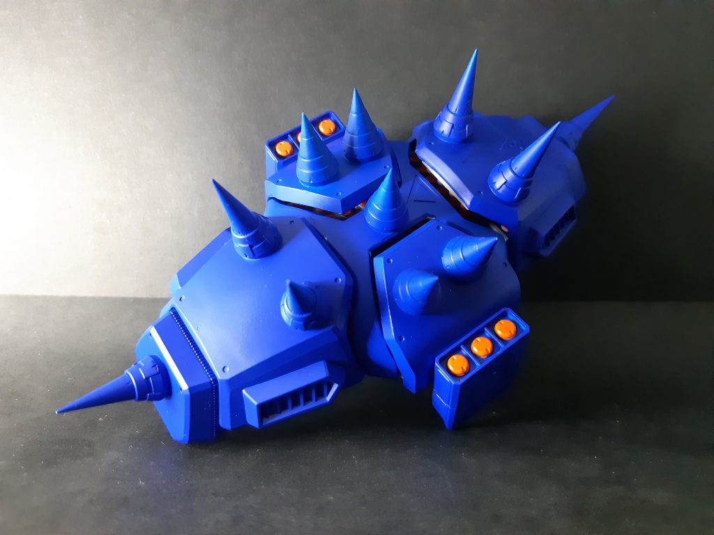 製作中にプレバンのヘビーアームズとかを見てミサイルを仕込みたくなったのが迷走の始まりでした。きれいに閉まらず隙間があいてます。