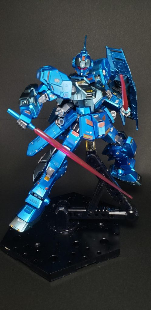 武装編集基本装備ビーム・サーベル一般的なタイプ。本機の継戦時間が短くMS本体からの再チャージを考慮していないため、腰部側面のアーマーに装着されている[4]。頭部バルカン砲頭部にHADESのコア・ユニットが搭載されているため、頭部側面に独立配置され[4]、ターレット式で上下に回転が可能となっている[5]。腕部ビーム・ガンガンダム4・5号機と同じタイプ。陸戦用重装備180ミリキャノン陸戦型ガンダムと同じタイプだが、右腰部から伸びるアームで支持されており、砲身が折りたたみ式になっているため不使用時は背部に収納が可能である[4]。射撃時はグリップを上向きで保持する。空間戦でも使用可能[5]。