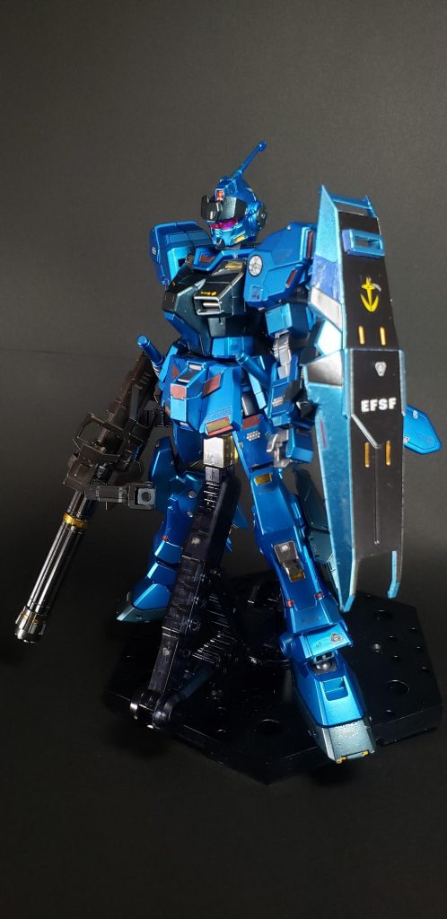 90ミリブルパップ・マシンガン後期型のジムと同じタイプだが、HADESのサポートにより命中精度は飛躍的に向上する[2]。脚部3連ミサイル・ポッド当時の連邦軍では珍しい装備。使用後は強制排除が可能[4]。スパイク・シールドジム・ストライカーと同じタイプ。なお、ゲーム『機動戦士ガンダム バトルオペレーション』では軽装備仕様も登場する。