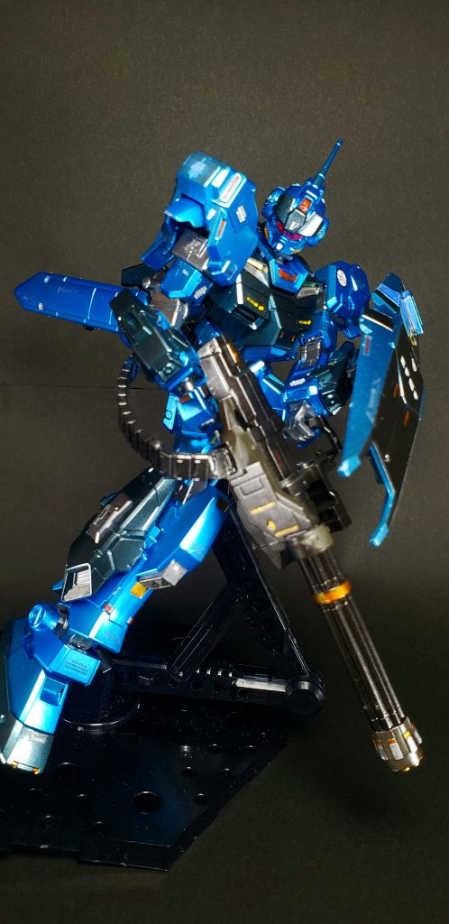 頭部はツイン・アイにゴーグルを装着し、ガンダム・タイプとジム・タイプの中間的な外観をもつ。バックパックはガンダム4号機・5号機と同様のもので[4]、空間戦仕様ではこれらと同じくバックパック下部にプロペラント・タンクとスラスター、両肩にショルダー・ユニットを装着する。脚部スラスターはジム・スナイパーIIのものをベースに高出力化[4]、さらに脚部側面に増加スラスター・ユニットを装備している[4]。