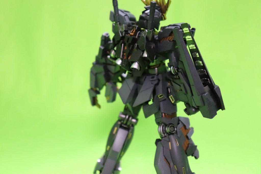 アームドアーマーBSはユニコーンモードから拝借して収納状態も作ってます。裏側は埋めてみたけど、まっ平だと寂しいのでエッチングパーツを貼ってモールドにしてみました。設定とは違うけど、まあいいでしょう。