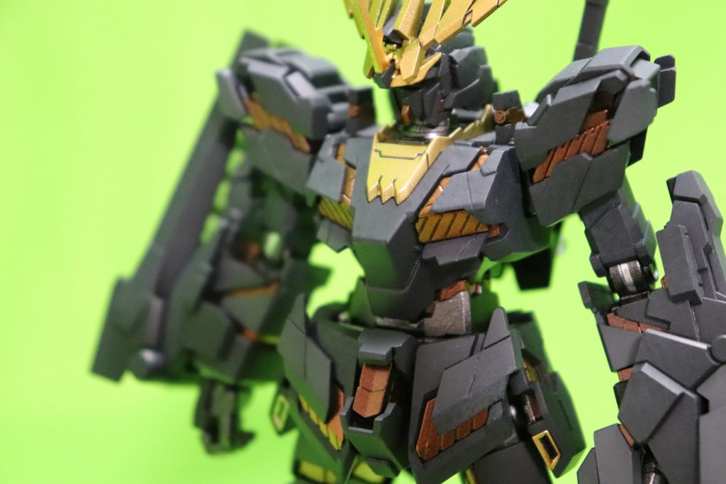 サイコフレームは偏光塗料を使ってみました。ガイアノーツのプリズムメタリックレッドゴールドxレッドパープルの上から蛍光オレンジを吹いてみました。プルトゥエルブとして戦わされているような怪しい雰囲気が出せたでしょうか。