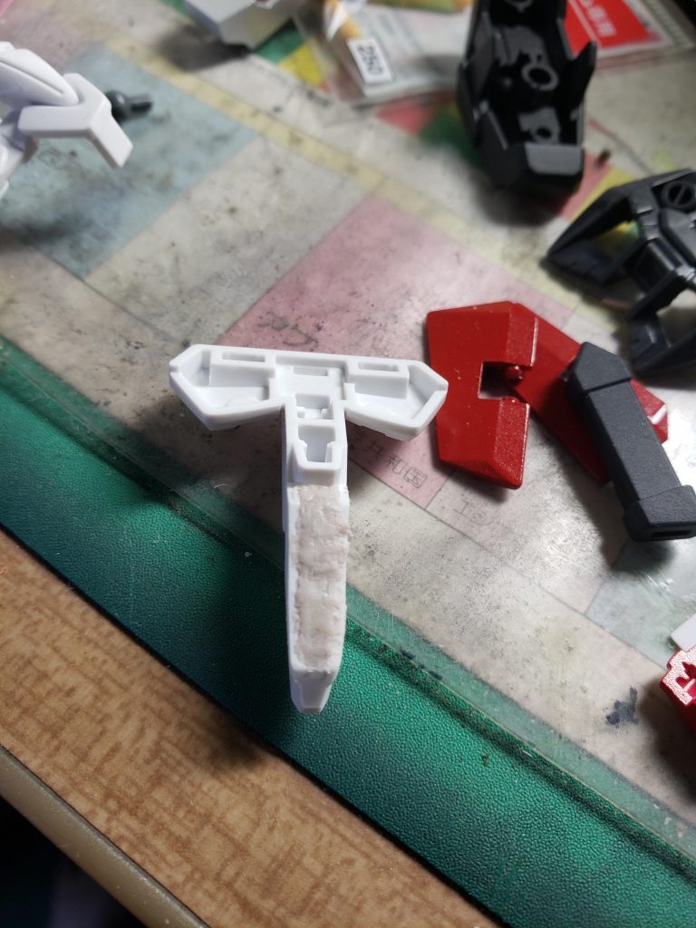 目立つ部分の肉抜きも、プラ板やパテを使って埋めました。