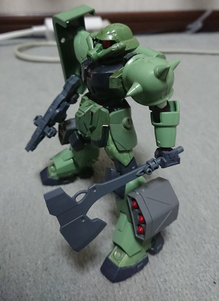 通常のジンの頭部ではなく、ヘルメット型の頭部が特徴である。また、肩は左右非対称であり、左肩にはスパイクアーマー、右肩にはシールドを装備している。